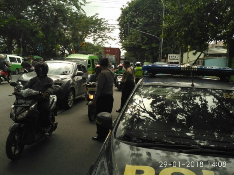 IMG-anggota-sabhara-patroli-dan-anggota-lantas-laksanakan-gatur-lalin-di-depan-sekolah-smp-negeri-7-batu-ceper-tangerang