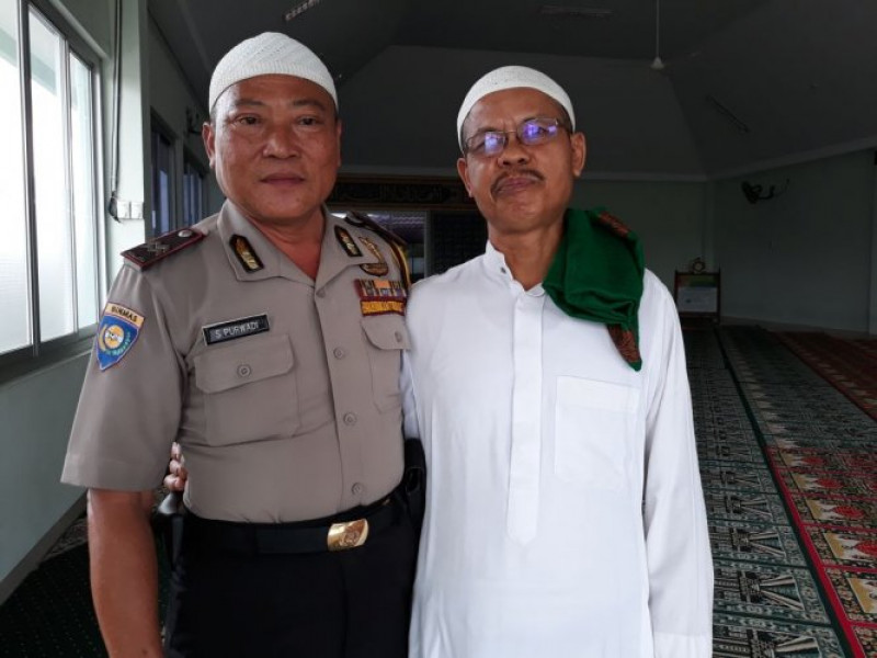 IMG-sambang-polsantren-bhabinkamtibmas-kelurahan-kebon-besar-sambangi-masjid-annur-dan-lakukan-sholat-zhuhur-berjamaah