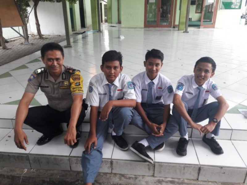 IMG-kegiatan-polkiss-bhabinkamtibmas-brigadir-joni-sambangi-pelajar-sma-14