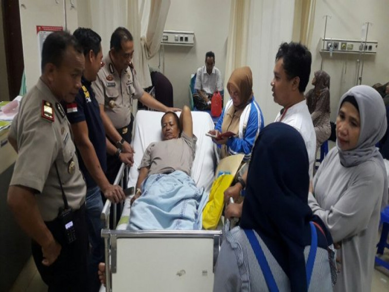 IMG-kapolsek-batu-ceper-menjenguk-bapak-kanit-binmas-polsek-batu-ceper-akp-hendis-yang-sedang-terbaring-sakit-di-rumah-sakit