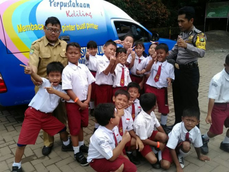 IMG-bhabinkamtibmas-polsek-benda-sambang-ke-sekolah-sd-berikan-motivasi-kepada-murid-sd