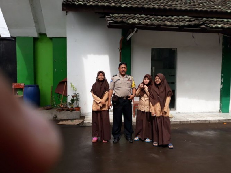 IMG-giat-polkiss-bhabinkamtibmas-kelurahan-batu-jaya-ke-smp-man-baul-ulum-pondok-pesantren-assidiqiyah-2-batu-ceper