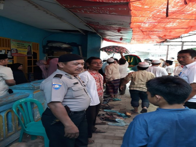 IMG-kegiatan-polsantren-bhabinkamtibmas-kelurahan-batu-jaya-aiptu-suharno-melaksanakan-taziah-ke-warga-binaanya