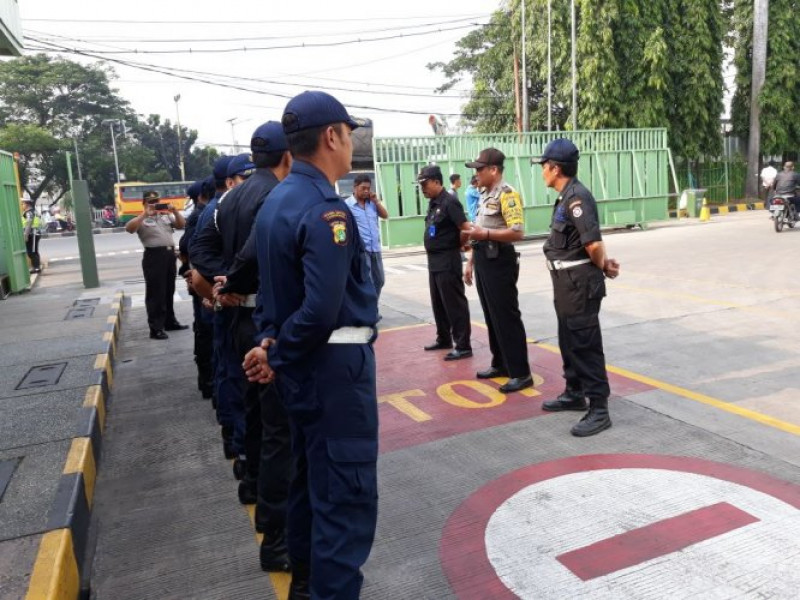 IMG-anggota-polsek-batu-ceper-bhabinkamtibmas-aiptu-spurwadi-laksanakan-sambang-kepada-satpam-ptmayora-kebon-besar