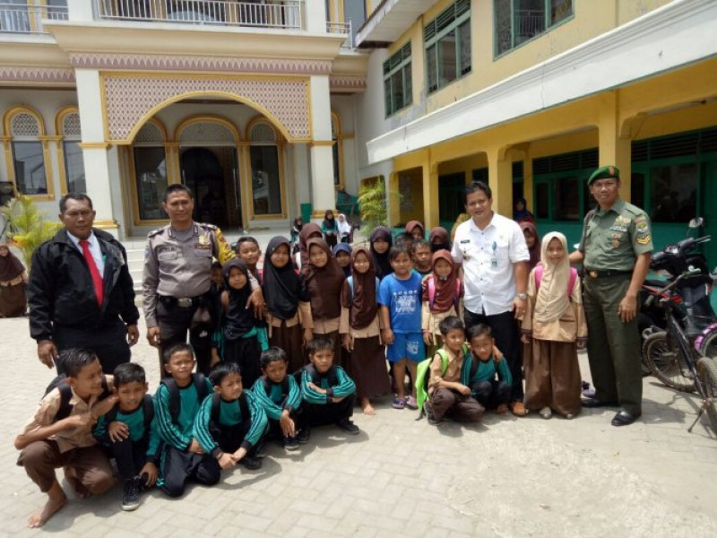 IMG-anggota-personil-bhabinkamtibmas-brigadir-joni-bersama-3-pilar-menyambangi-mi-nururrohman-rt02-05-darusalam