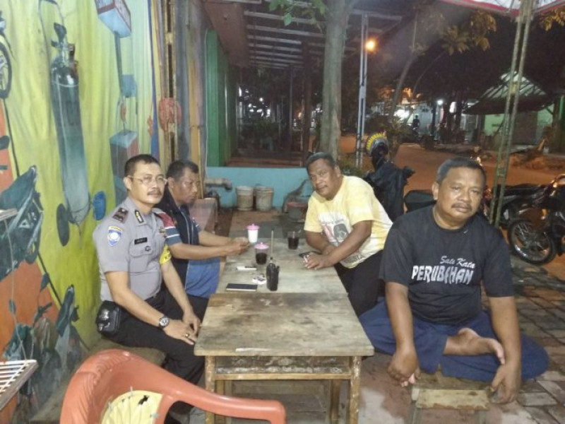 IMG-sambil-ngopi-di-warung-aiptu-jacky-tetap-himbau-warga-jaga-keamanan-tempat-tinggal