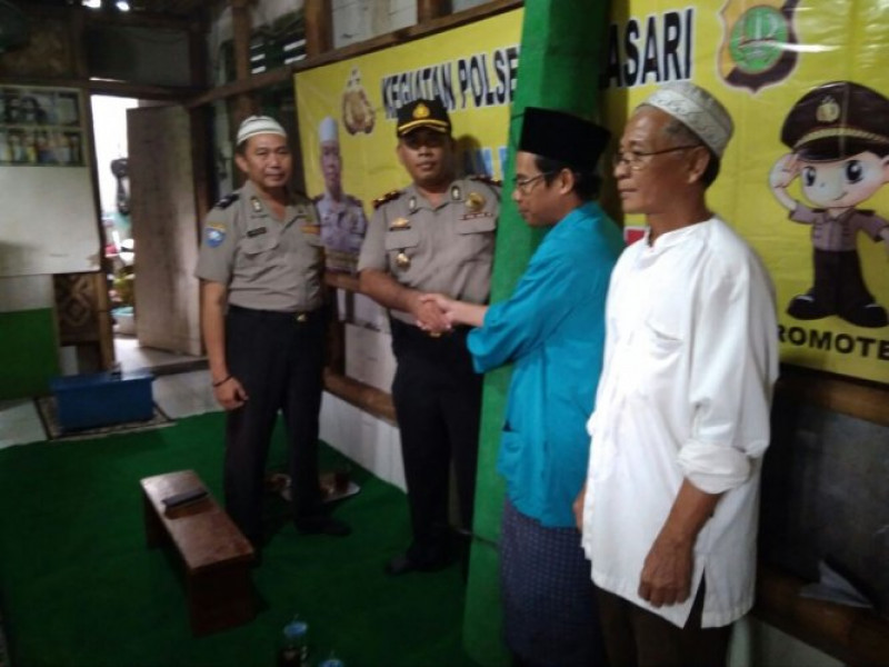 IMG-dengan-saling-berbagi-lewat-program-polsantren-kapolsek-neglasari-bersinergi-dengan-tokoh-agama