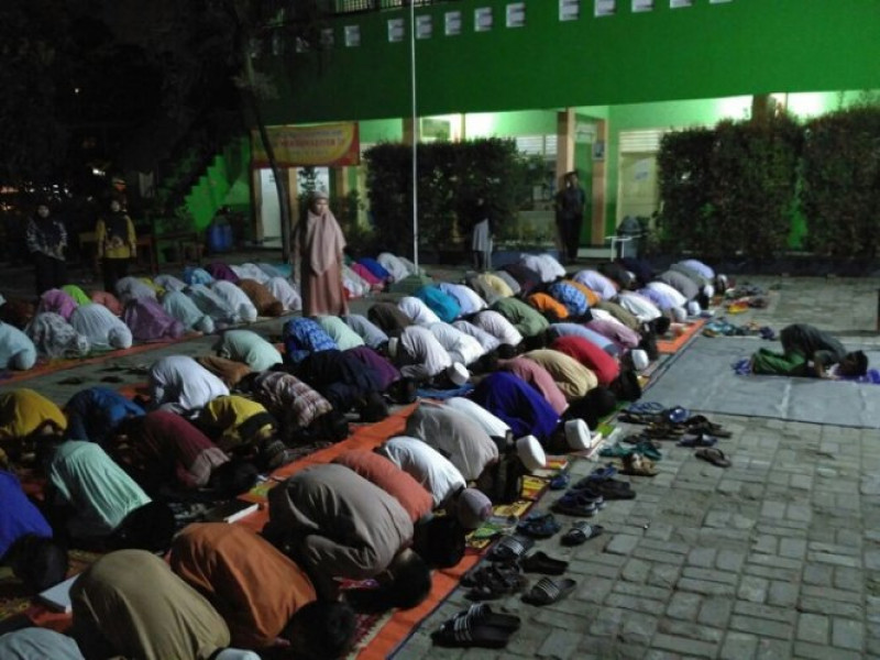 IMG-ratusan-siswa-gelar-salat-malam-di-tengah-hujan-deras