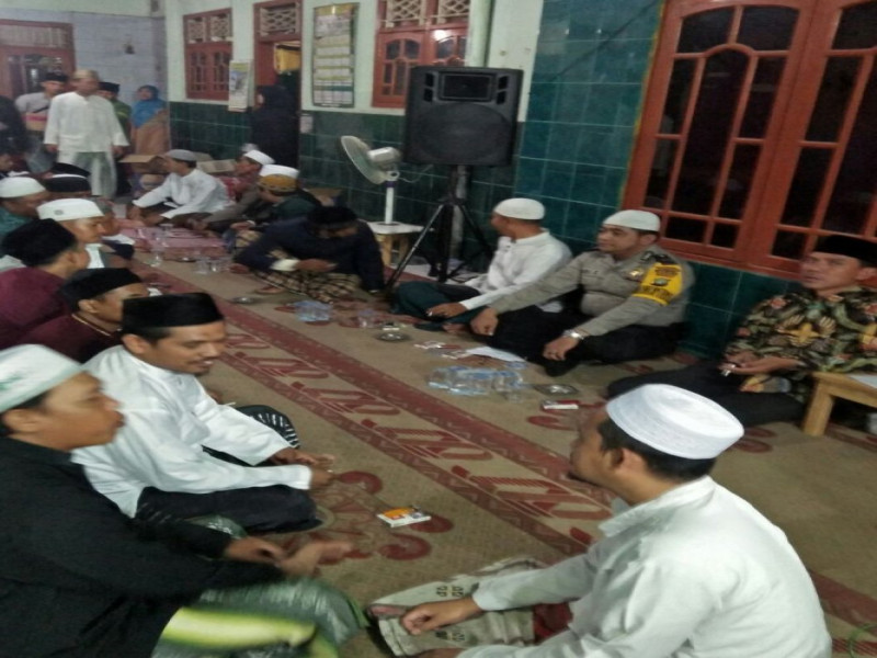 IMG-polsantren-aiptu-yudhi-bersama-warga-hadiri-haul-ke-11-ds-kampung-melayu-barat