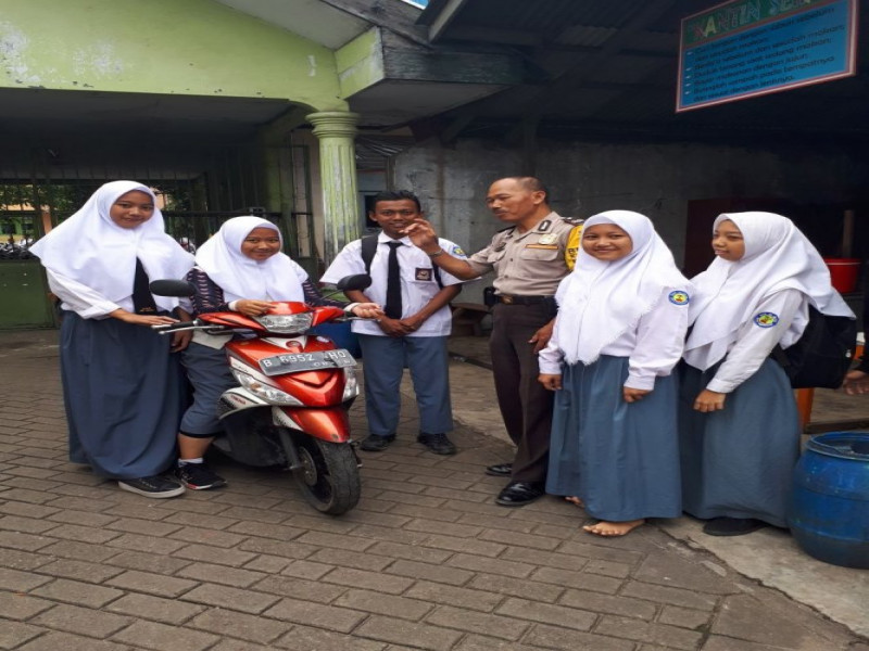 IMG-kegiatan-binmas-kelurahan-poris-jaya-aiptu-sucipto-laksanakan-sambang-dialogis-di-sekolah-smk-al-mukmin