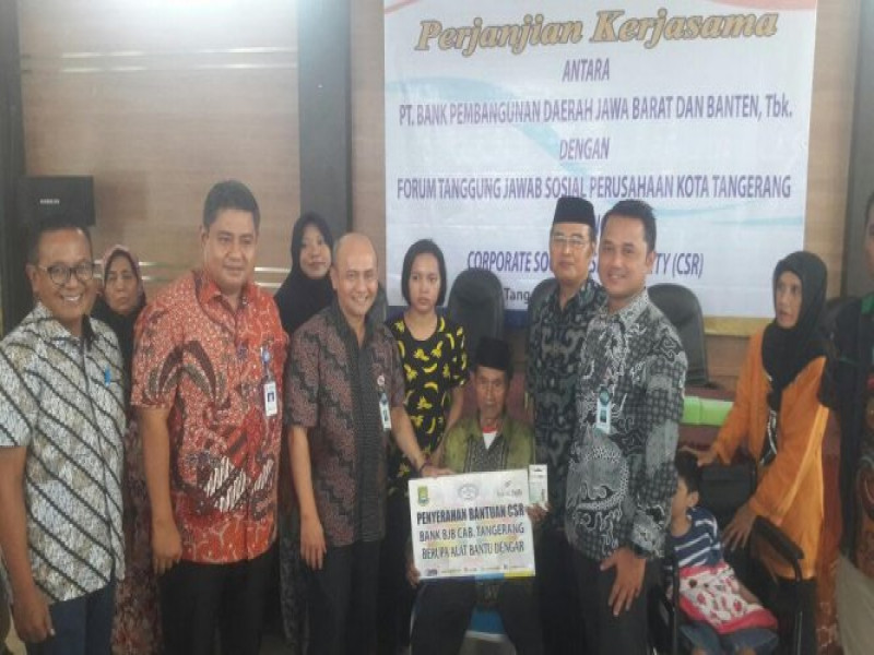 IMG-ftjsl-dan-bank-bjb-serahkan-bantuan-10-kursi-roda-dan-13-alat-pendengaran-kec-cipondoh