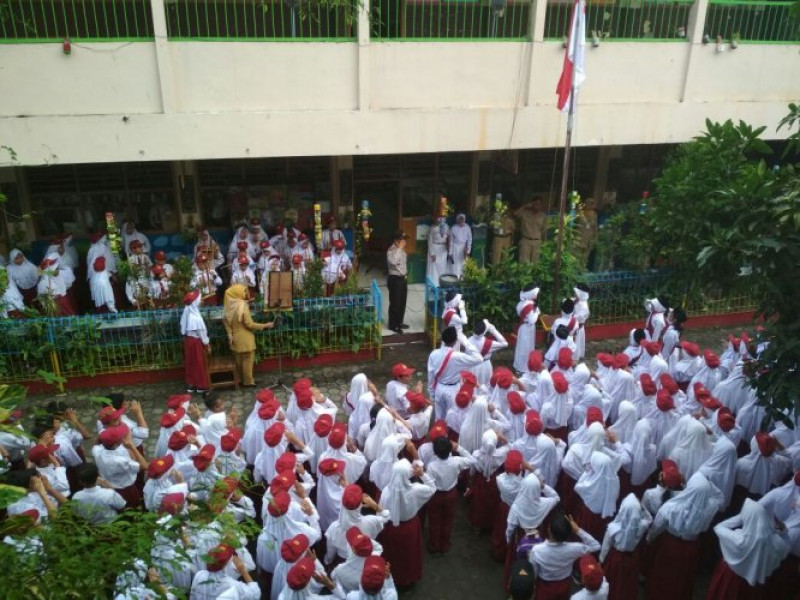 IMG-wakapolsek-batu-ceper-menjadi-pembina-upacara-di-sekolah-sd-poris-gaga-batu-ceper