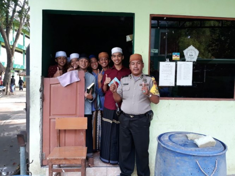 IMG-kegiatan-polsantren-pertemuan-dengan-para-santri-dan-bhabinkamtibmas-aiptu-suharno-di-pondok-pesantren-assidiqiyah-2-batu-ceper