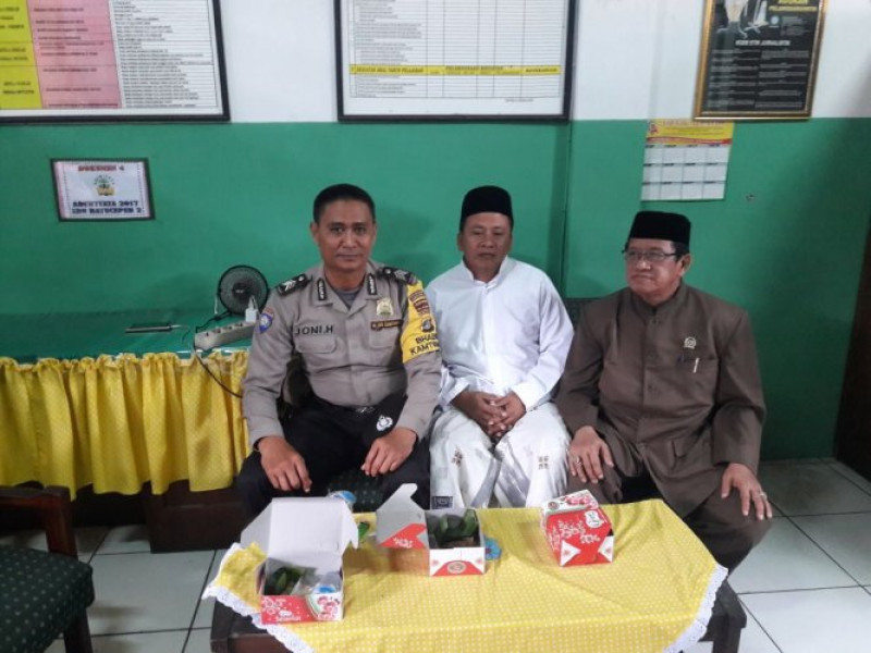 IMG-kegiatan-program-polkiss-bhabinkamtibmas-brigadir-joni-sambang-dialogis-ke-sdn-batu-ceper-2