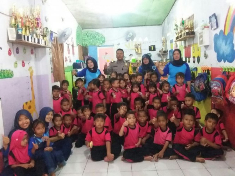 IMG-murid-paud-kartini-3-batu-ceper-di-kunjungi-dan-di-sambangi-oleh-bhabinkamtibmas-aiptu-khandoko-program-polkiss