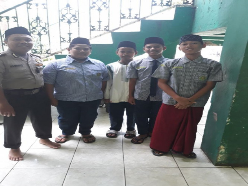 IMG-aiptu-khandoko-bertemu-para-santri-di-pondok-pesantren-assidiqiyah-2-batu-ceper