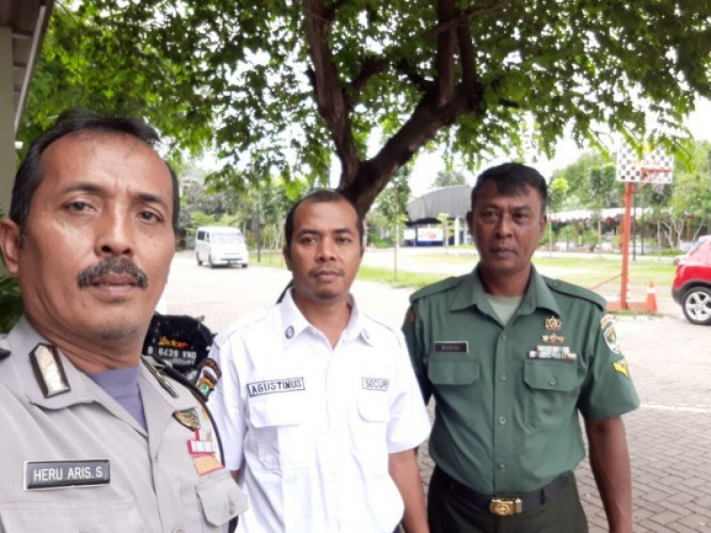 IMG-bhabinkamtibmas-polsek-cipondoh-berikan-pengamanan-saat-acara-bazar