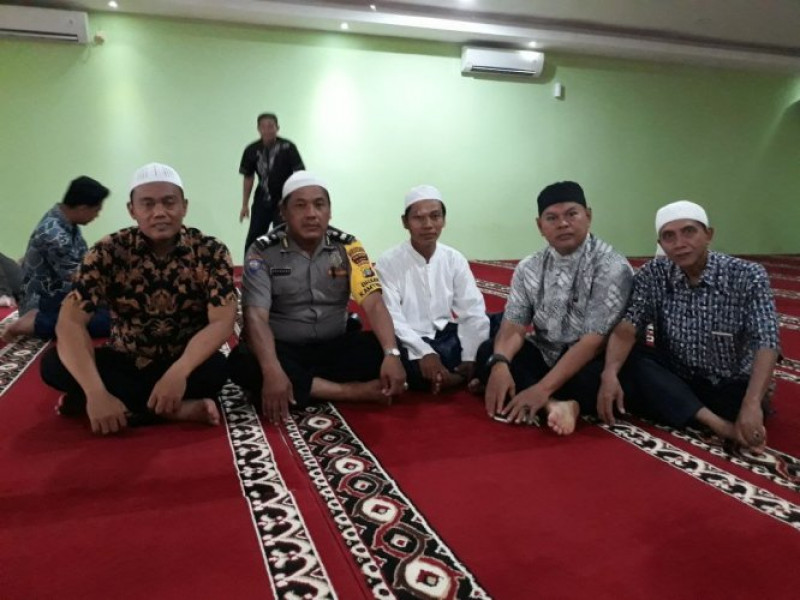 IMG-seorang-bhabinkamtibmas-aiptu-suharno-laksanakan-sholat-dzuhur-berjamaah-di-masjid-at-taqwa