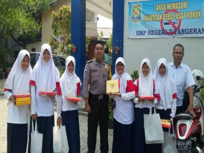 IMG-kegiatan-polkiss-seorang-bhabinkamtibmas-aiptu-khandoko-telah-kunjungi-dan-sambangi-para-pelajar-smpn-7-batu-ceper