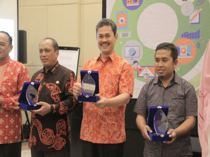 IMG-diskominfo-kota-tangerang-raih-penghargaan-dengan-kategori-media-center-aktif-kontribusi-berita-kota-kabupaten-se-indonesia