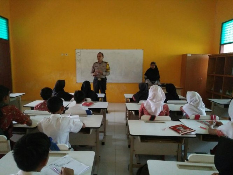 IMG-ciptakan-lingkungan-sekolah-yang-kondusif-bripka-agus-noto-polkiss-di-sdn-tanjung-burung