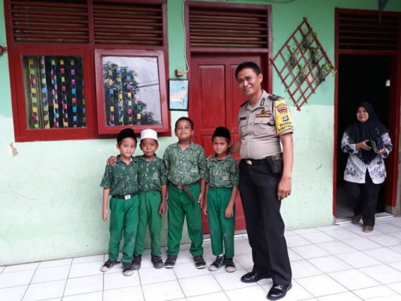 IMG-bhabinkamtibmas-brigadir-joni-berikan-himbauan-dan-arahan-kepada-murid-sekolah-sd-mi-nururrohman