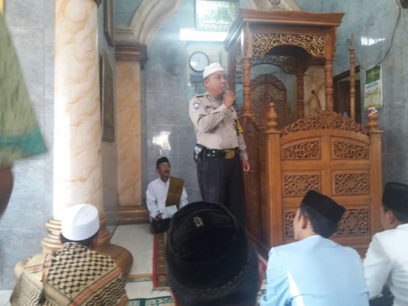 IMG-cegah-berita-hoax-aiptu-endah-berikan-pesan-kamtibmas-dimasjid-jami-faturrahman