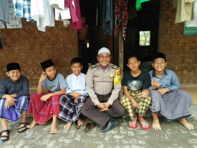 IMG-polsantren-bripka-deny-k-bhabinkamtibmas-ds-teluknaga-sampaikan-pesan-kamtibmas