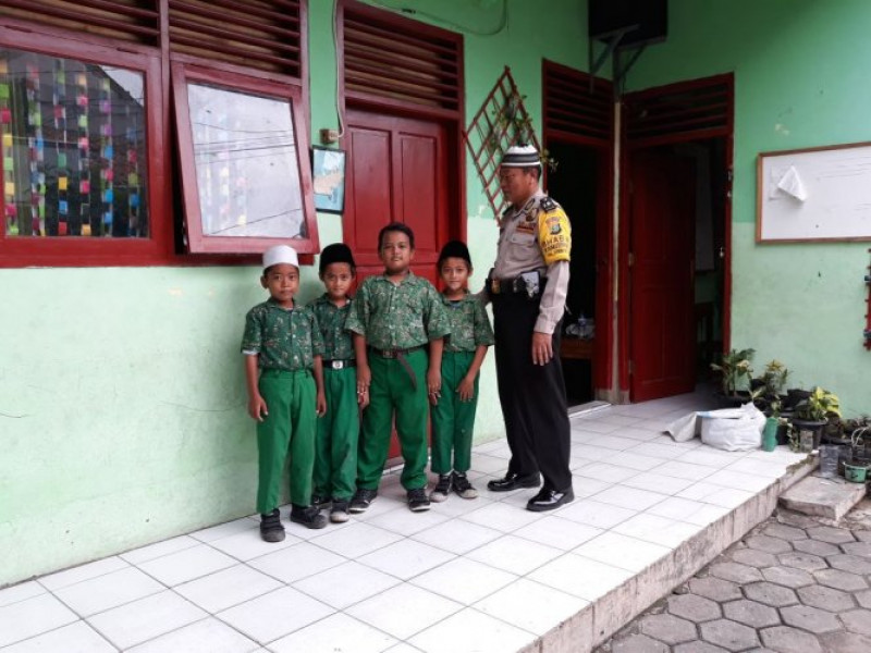 IMG-kegiatan-program-polkiss-polisi-keliling-sekolah-bhabinkamtibmas-sambangi-madrasah-raudhatul-islamiayah