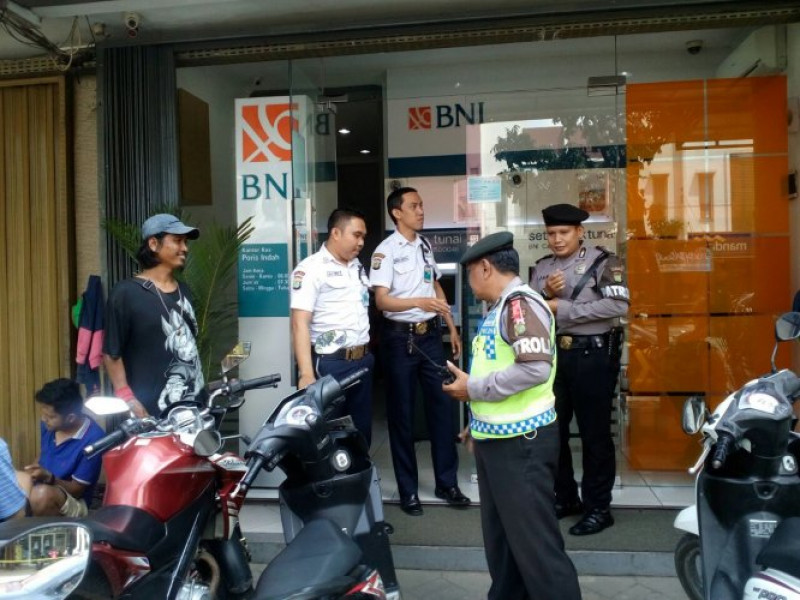 IMG-aksi-sambang-dialogis-tim-shabara-patroli-6201-laksanakan-himbauan-kamtibmas-ke-bank-bni-dan-bank-mandiri