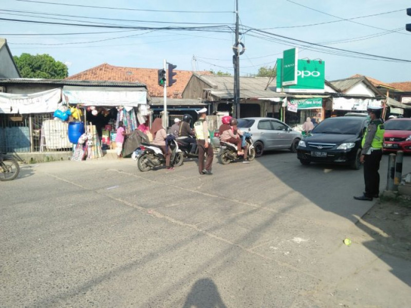 IMG-urai-kemacetan-unit-lantas-polsek-teluknaga-gatur-lalin-sore