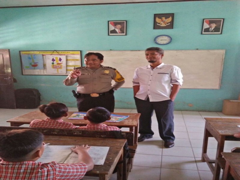 IMG-bhabinkamtibmas-ds-kampung-melayu-barat-aiptu-yudhi-ajak-siswa-giat-belajar