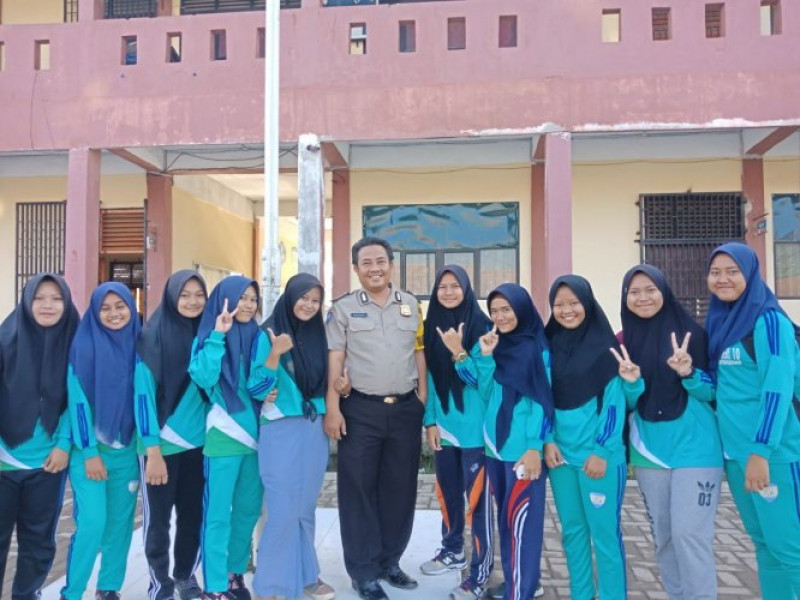 IMG-polkiss-bripka-suhendra-di-smk-10-himbau-pelajar-jauhi-narkoba