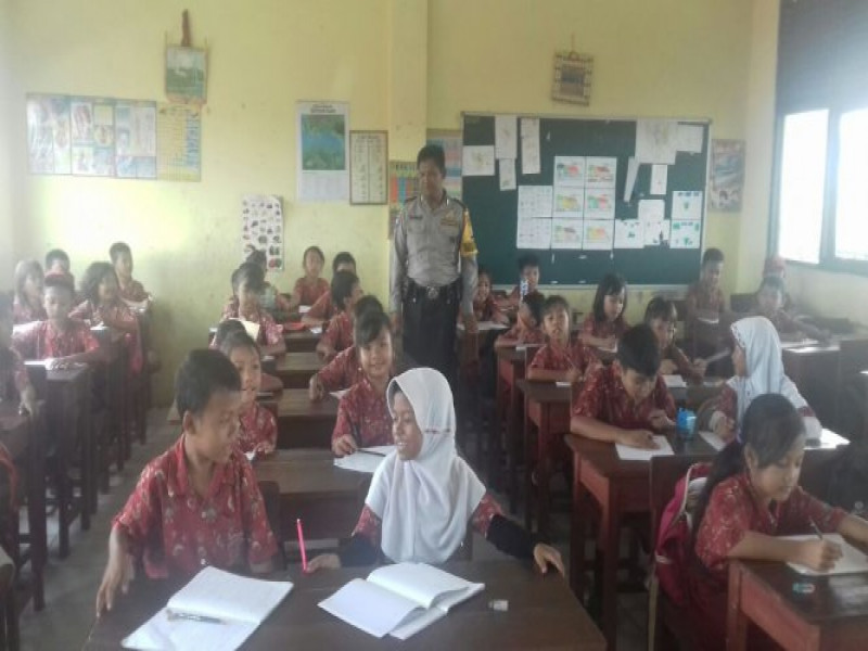 IMG-aiptu-rahmat-himbau-pelajar-untuk-tidak-memakai-perhiasan-berlebihan-di-sdn-3