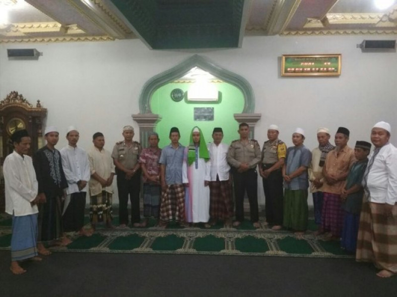 IMG-waka-polsek-batu-ceper-laksanakan-sholat-magrib-berjamaah-di-masjid-nurul-hikmah