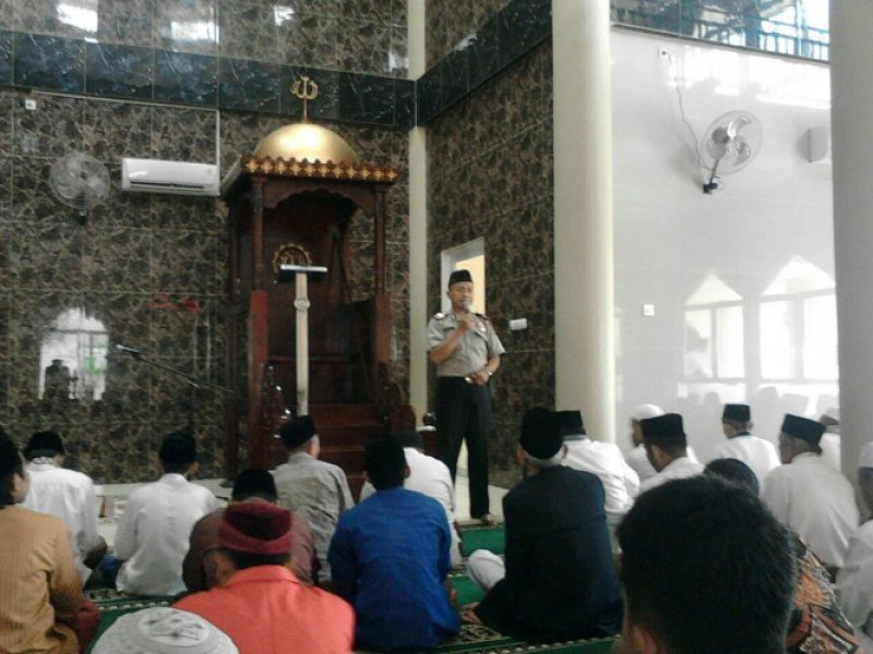 IMG-wakapolsek-batu-ceper-laksanakan-sholat-jumat-berjamaah-di-masjid-jami-al-falah-batu-sari