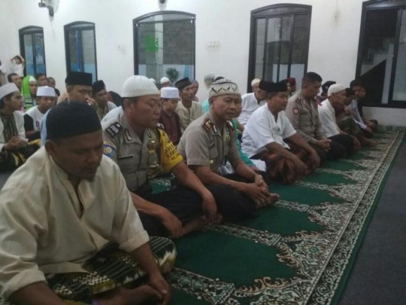 IMG-kegiatan-program-polsantren-bhabinkamtibmas-polsek-batu-ceper-melaksanakan-sholat-magrib-berjamaah-sekaligus-lakukan-sambang-dialogis