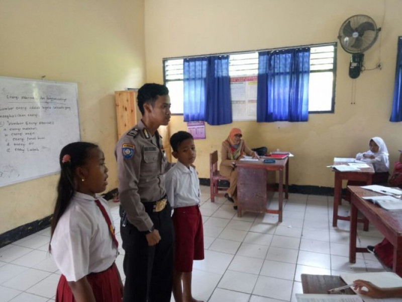 IMG-brig-indra-himbau-kepada-pelajar-sdn-2-lemo-untuk-menghormati-guru-sebagai-orang-tua-di-sekolah