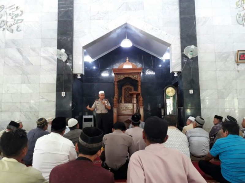 IMG-kapolsek-benda-sholat-dzuhur-berjamah-di-masjid-al-hikmah-dan-sampaikan-pesan-kamtibmas