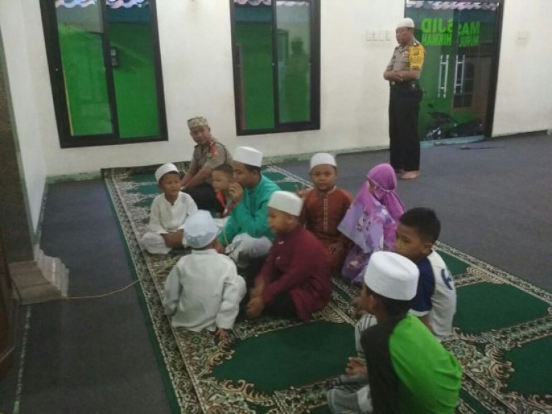 IMG-polisi-sambang-anak-anak-pengajian-di-masjid-nurul-hikmah-dan-berikan-himbauan-kamtibmas