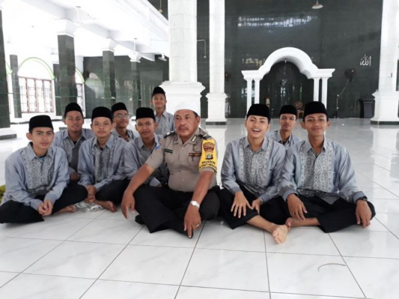 IMG-kegiatan-polisi-bapak-aiptu-suharno-di-dalam-melaksanakan-ibadah-sholat-dzuhur-berjamaah