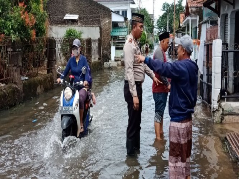 IMG-kapolsek-teluknaga-pantau-genangan-air-dilingkungan-warga-himbau-agar-warga-kerja-bhakti