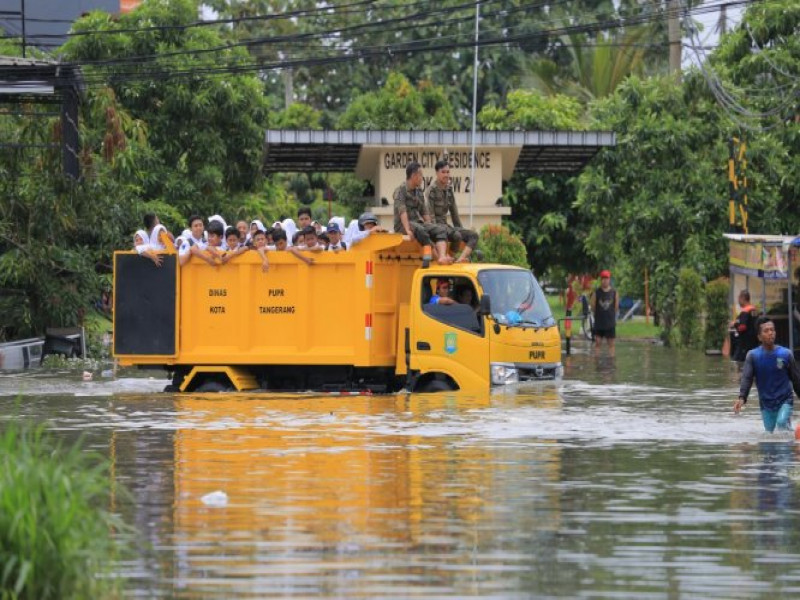 IMG-hadapi-genangan-pemkot-tangerang-hadir-ditengah-masyarakat