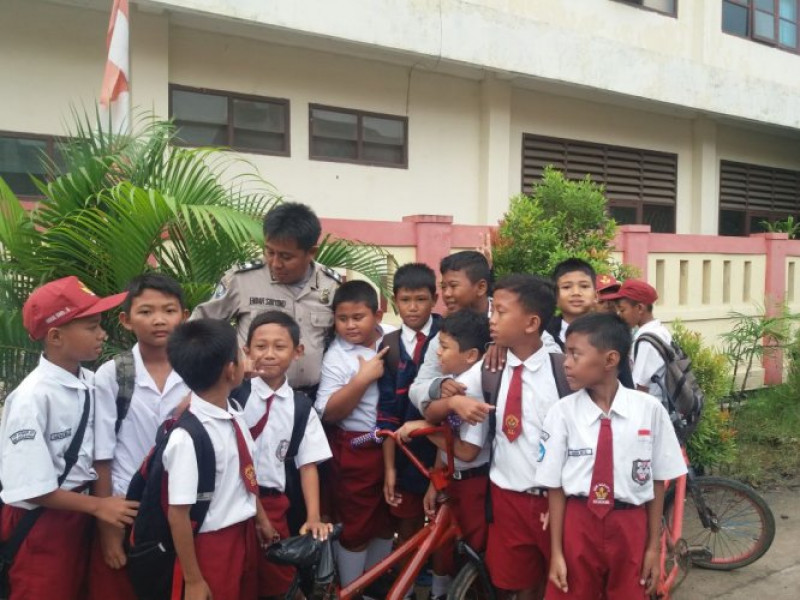 IMG-polkiss-aiptu-endah-bhabinkamtibmas-kel-dadap-di-sdn-4-himbau-murid-disiplin-waktu