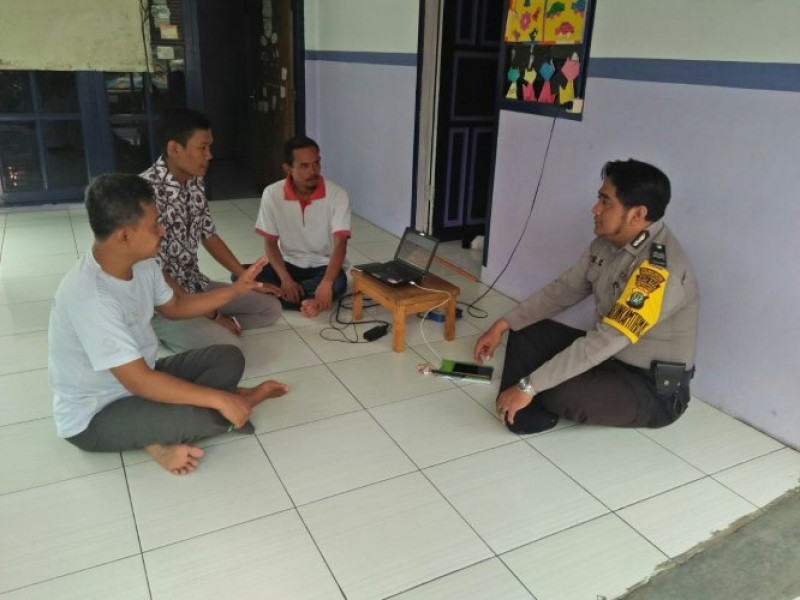 IMG-bhabinkamtibmas-ds-kampung-melayu-barat-aiptu-yudhi-tatap-muka-warga-himpun-informasi