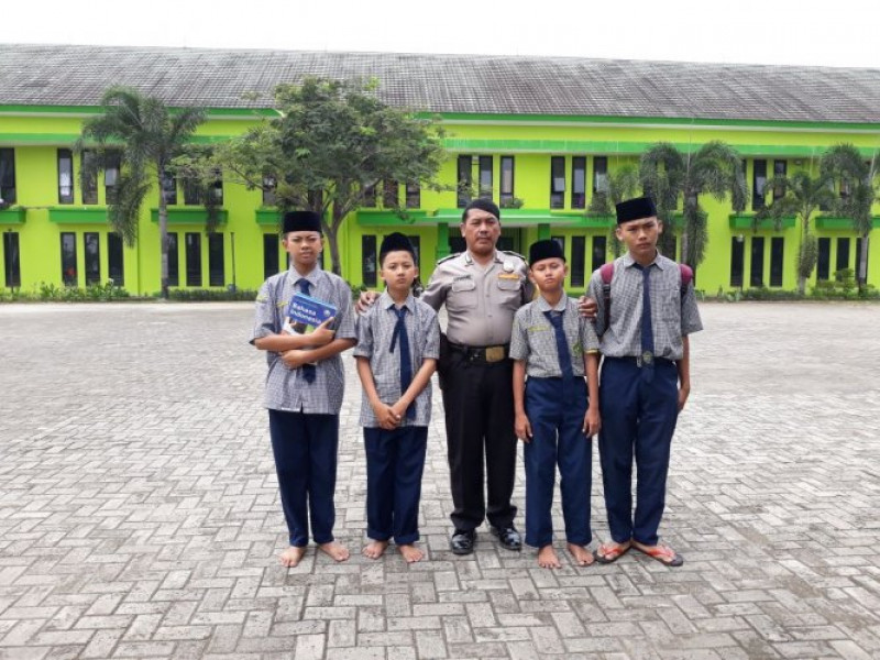 IMG-siswa-smp-baul-ulum-pondok-pesantren-assidiqiyah-di-datangi-oleh-bhabinkamtibmas-aiptu-suharno