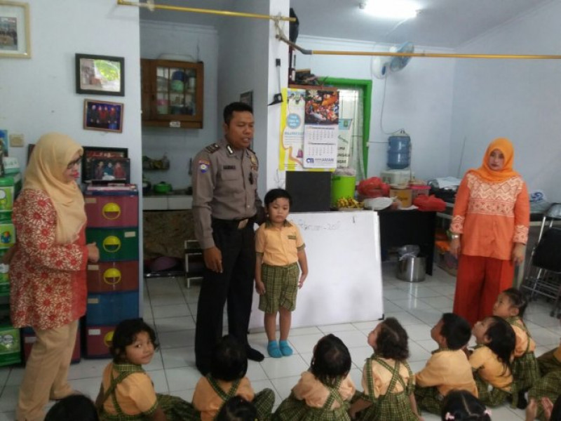 IMG-anggota-personil-bhabinkamtibmas-aiptu-khandoko-laksanakan-program-polkiss-polisi-keliling-sekolah-di-paud-permata-batu-ceper