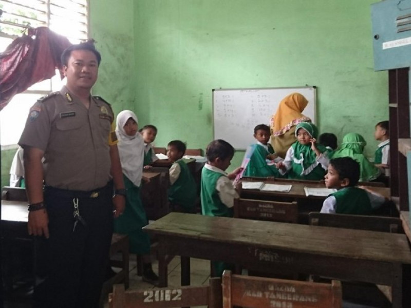 IMG-giat-brigadir-hasan-bhabinkamtibmas-salembaran-jati-polkiss-di-mi-hidayatussiban-himbau-pelajar-giat-belajar