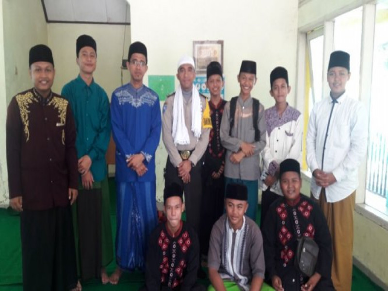 IMG-polsantren-brigadir-arqi-himbau-apabila-terjadi-guan-kamtibmas-segera-melaporkan-pada-bhabinkamtibmas