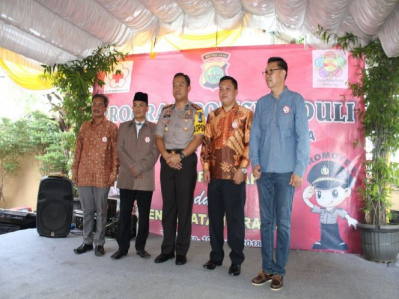 IMG-polisi-peduli-pengobatan-gratis-dan-donor-darah-di-polsek-teluknaga